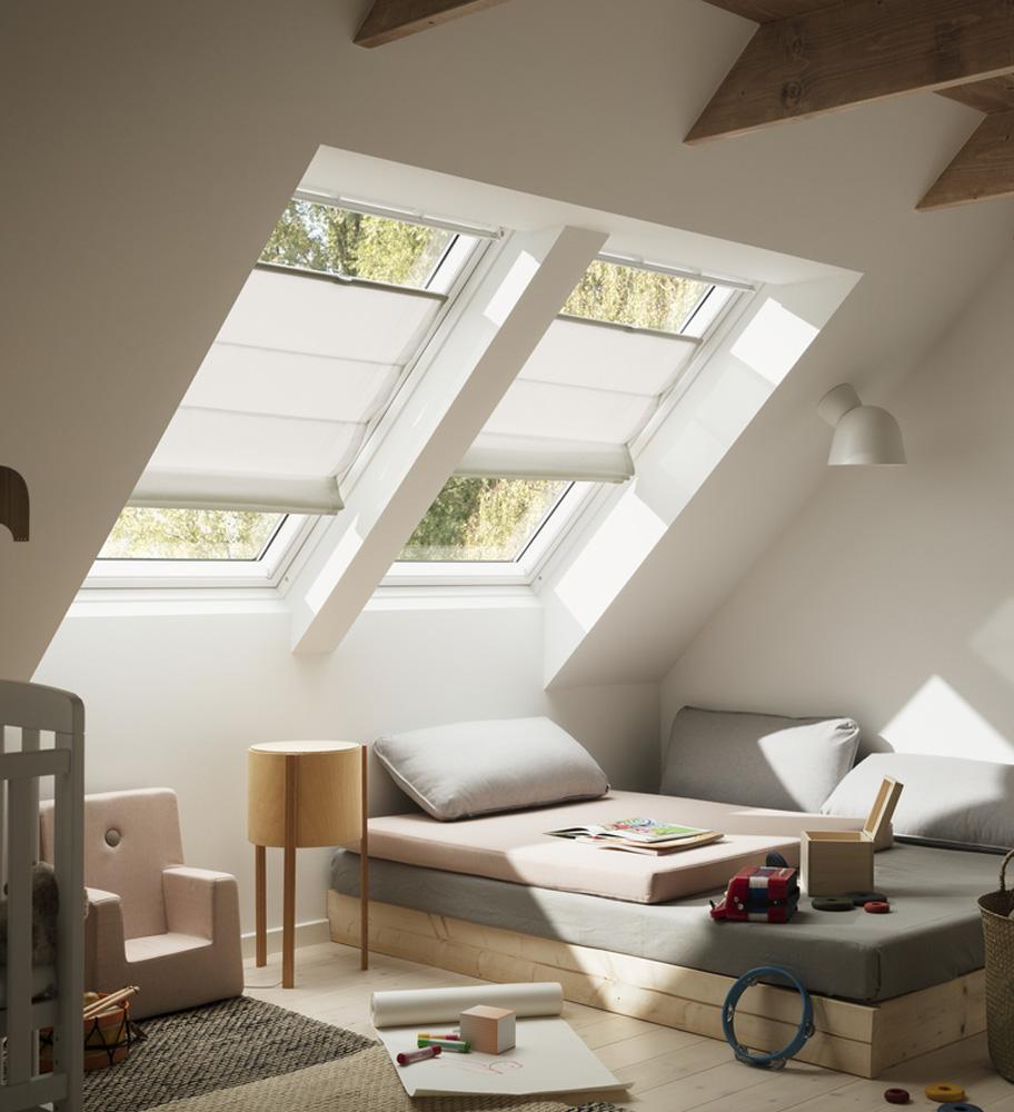 Made-to-measure roof window blind held flat in side channels